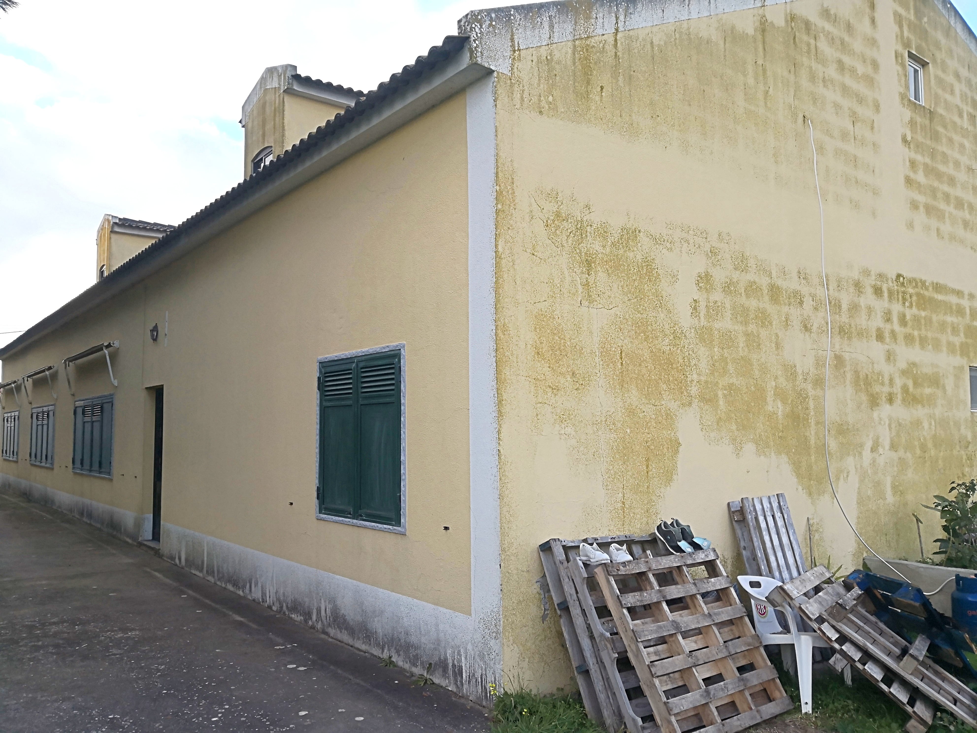 Edifício para restauração em Atouguia da Baleia